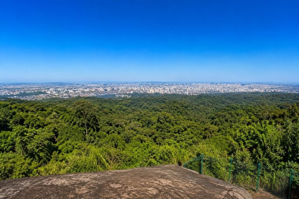 Mirante da Pedra Grande no Parque Estadual da Cantareira com vista para São Paulo