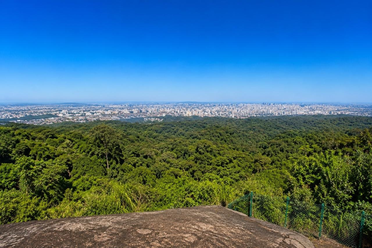 Mirante da Pedra Grande no Parque Estadual da Cantareira com vista para São Paulo