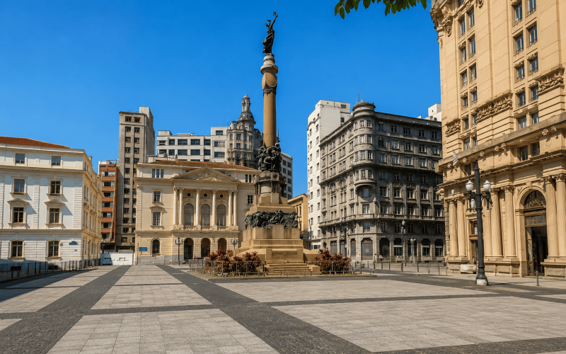Vista da praça do Pátio do Colégio no Centro Histórico de São Paulo com prédios ao fundo