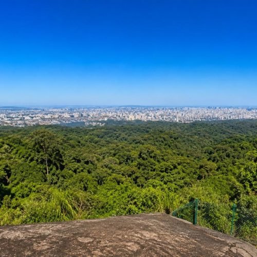 Mirante da Pedra Grande no Parque Estadual da Cantareira com vista para São Paulo