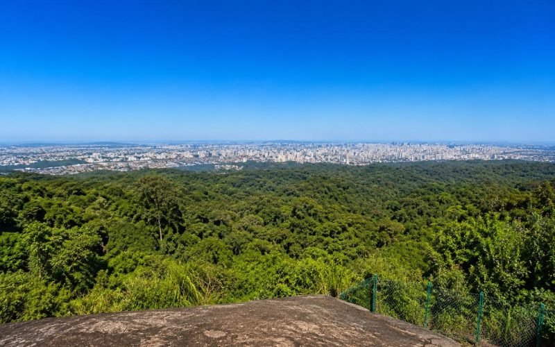 Mirante da Pedra Grande no Parque Estadual da Cantareira com vista para São Paulo