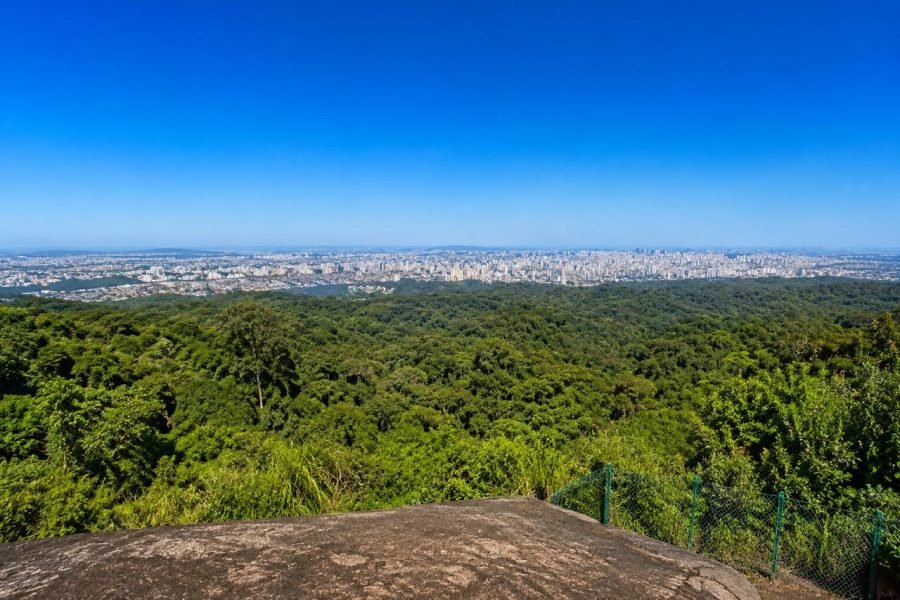 Mirante da Pedra Grande no Parque Estadual da Cantareira com vista para São Paulo