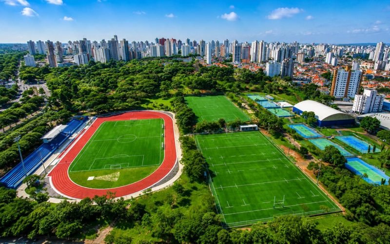Parque CERET no Tatuapé em São Paulo com áreas verdes e espaços esportivos